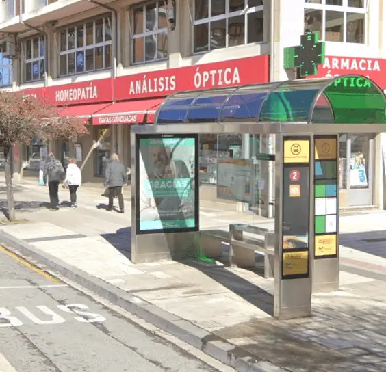 Marquesina en la avenida Pío XII de Pamplona Marquesina publicitaria en la avenida Pío XII de Pamplona